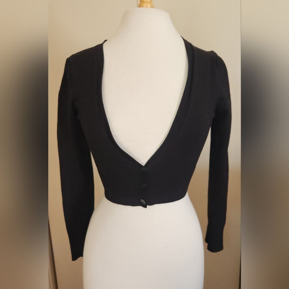 T89 Ann Taylor Loft black long sleeved three button shrug w/deep V-neck